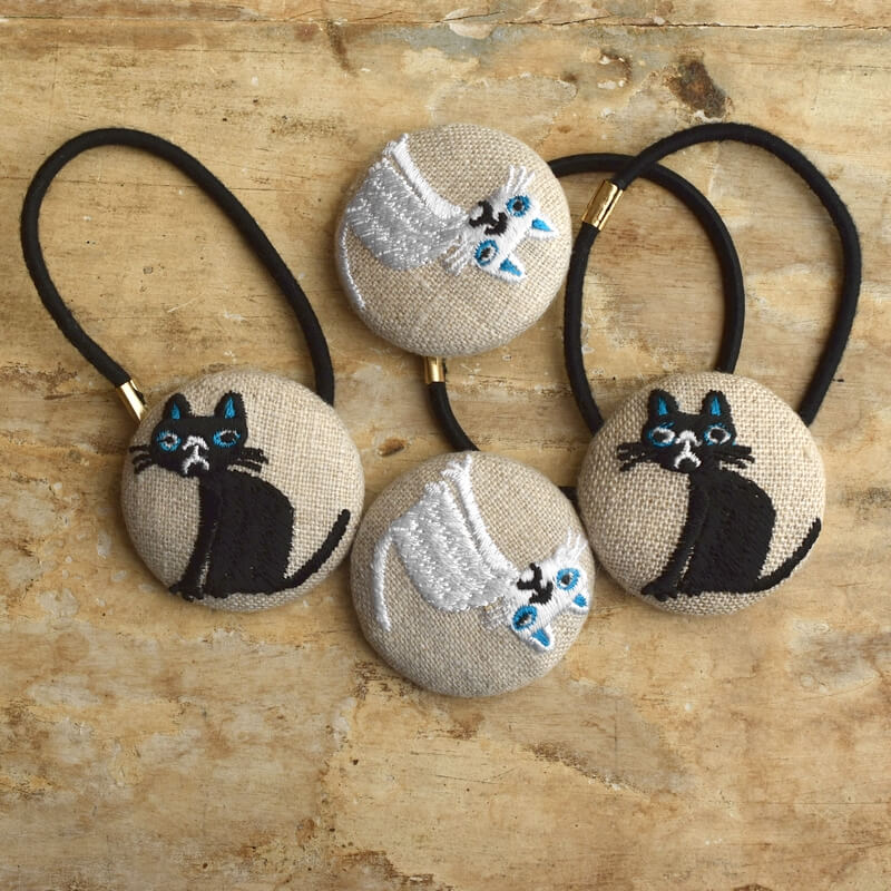 空色猫へのじくるみボタン刺繍ブローチ/38
