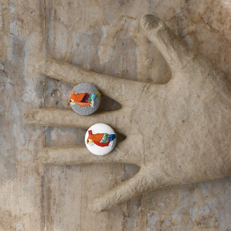 オレンジオウム･くるみボタン刺繍ブローチ/22