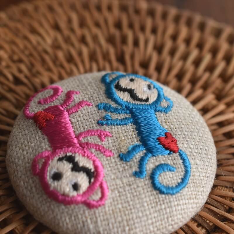 おさるダンスくるみボタン刺繍ブローチ/38