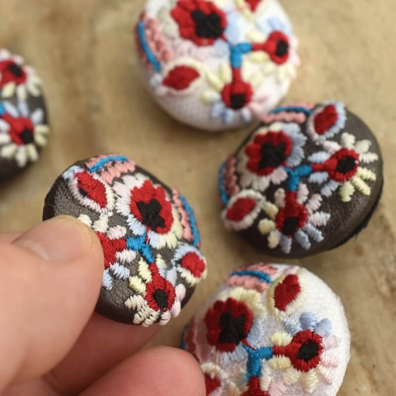 ピンク色ハンガリー実と花くるみボタン刺繍ブローチ/29