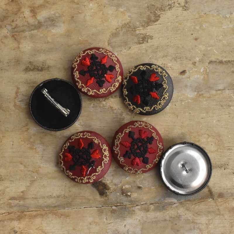 金トランプくるみボタン刺繍ブローチ/29