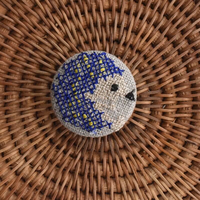 青いハリネズミくるみボタン刺繍ブローチ/29
