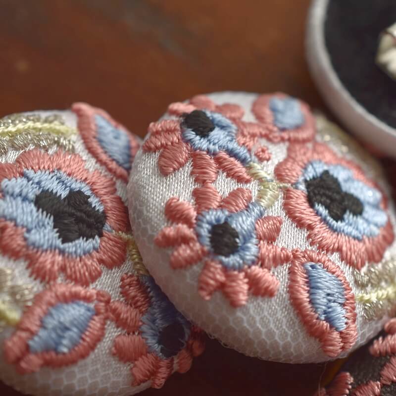 ハンガリー実と花くるみボタン刺繍ブローチ/29