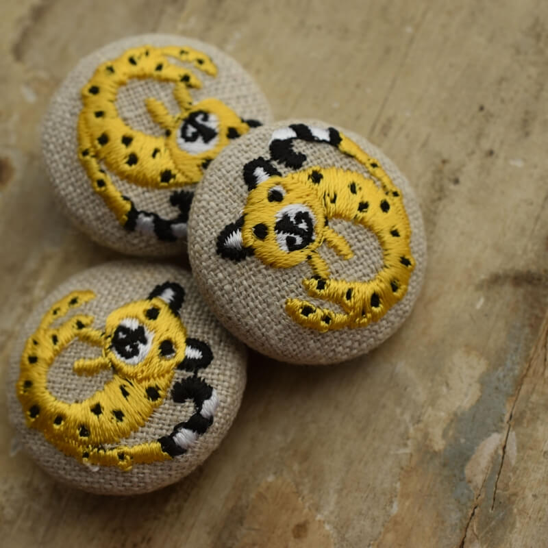 チーターくるみボタン刺繍ブローチ/29