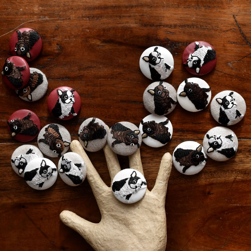 茶色いフレンチブルドックくるみボタン刺繍ブローチ/38