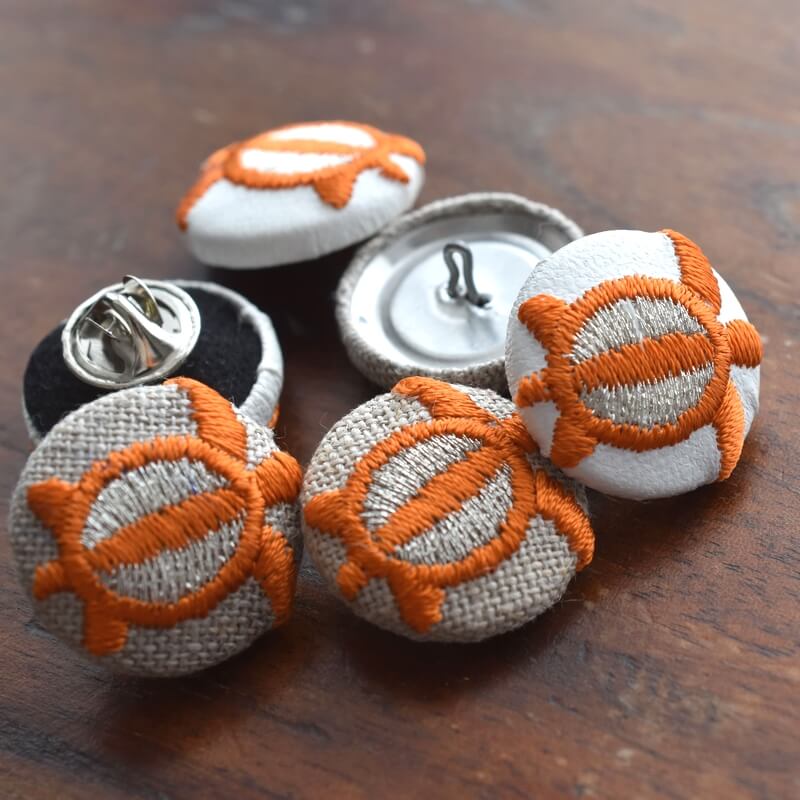 オレンジ色のホヌ海亀くるみボタン刺繍ブローチ/22
