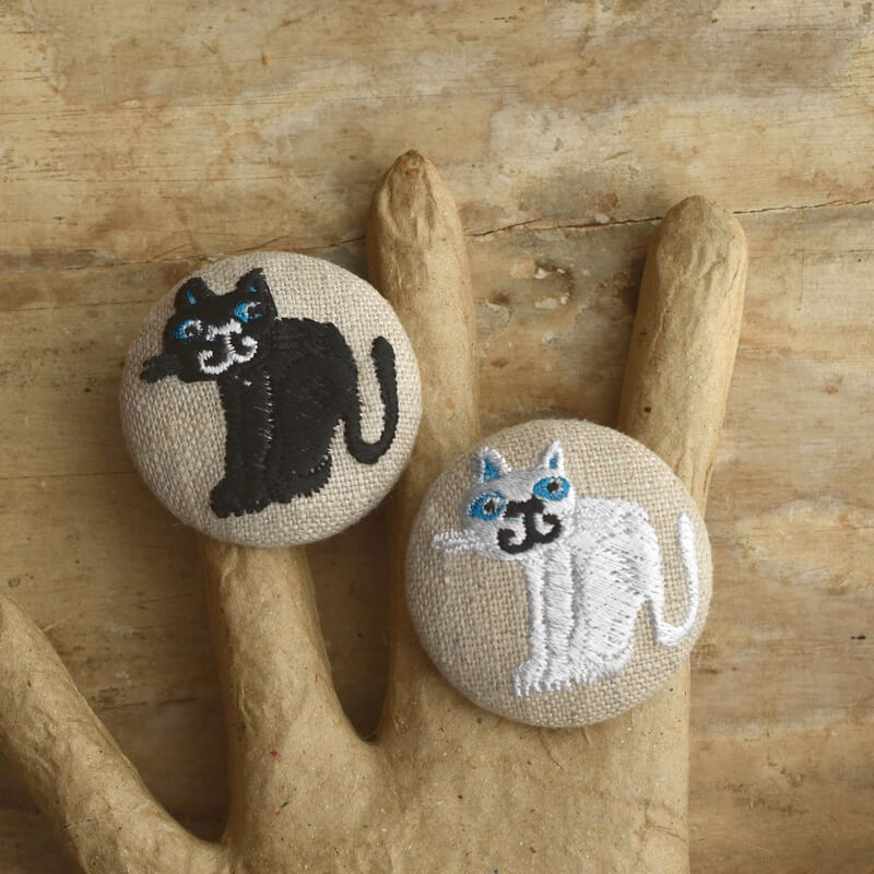 青色猫にやりくるみボタン刺繍ブローチ/38