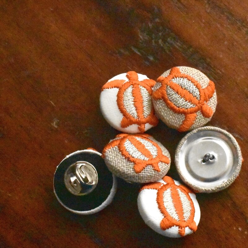 オレンジ色のホヌ海亀くるみボタン刺繍ブローチ/22