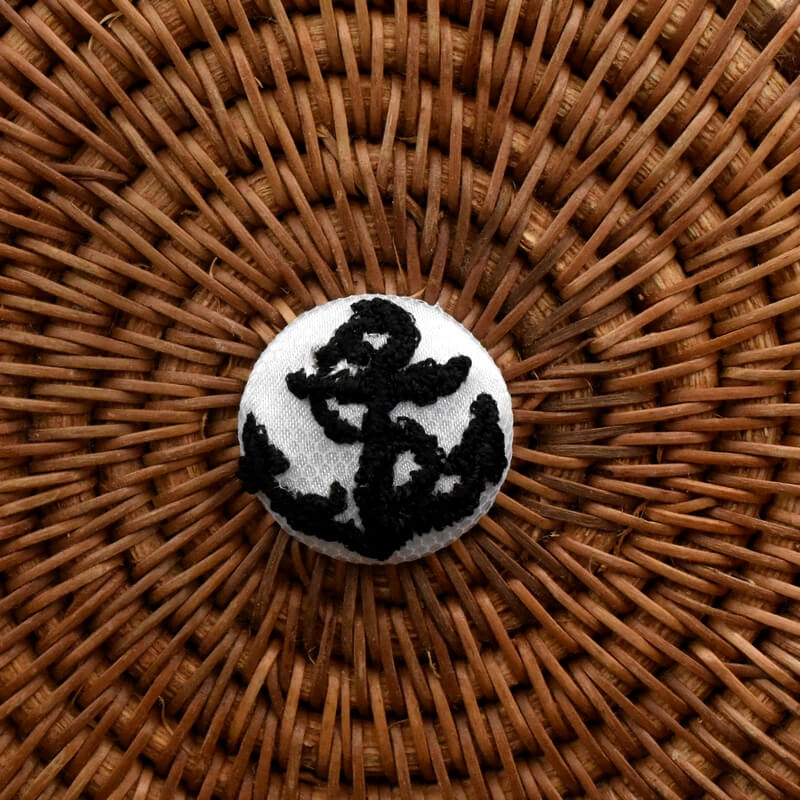 アンカー黒い碇・くるみボタン刺繍ブローチ/22