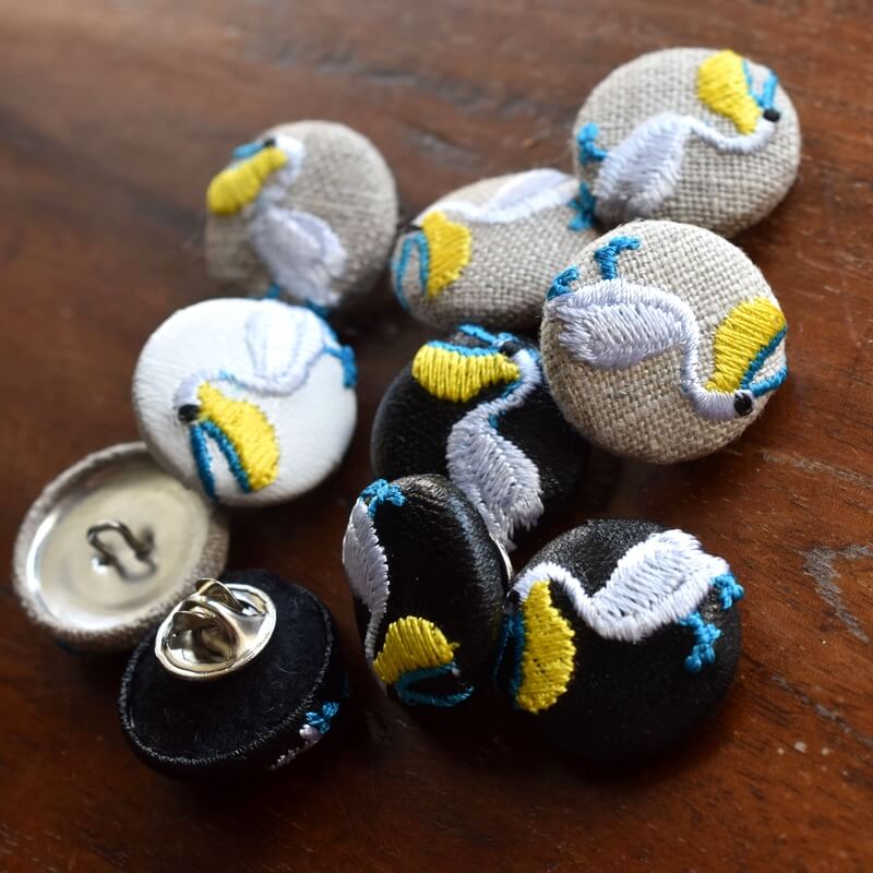 ペリカン･くるみボタン刺繍ブローチ