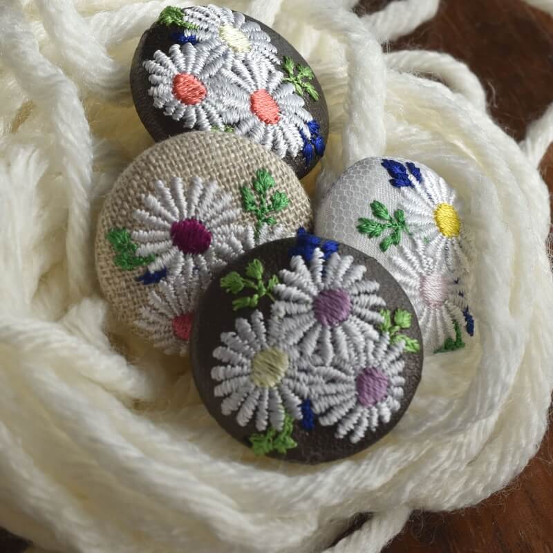 マーガレットくるみボタン刺繍ブローチ/29