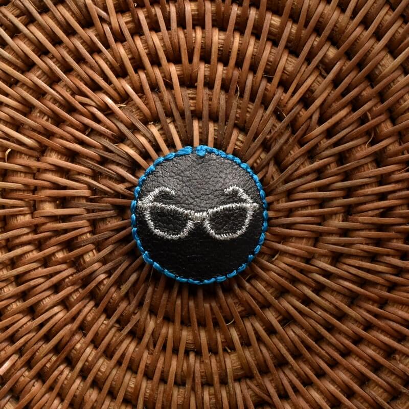 銀ぶちメガネ・くるみボタン刺繍ブローチ/22