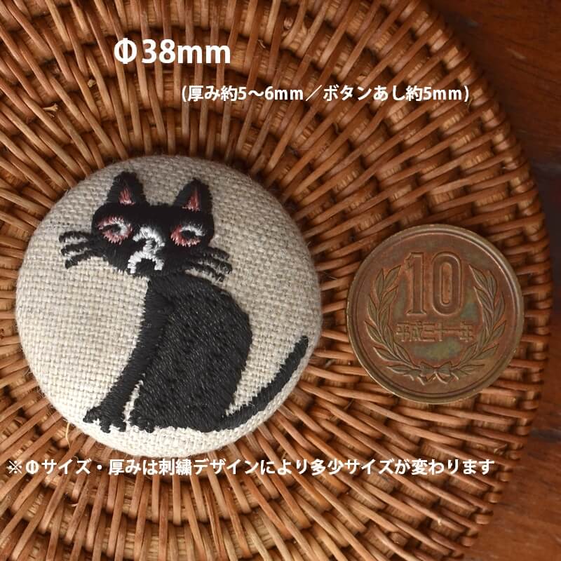 桃色猫へのじくるみボタン刺繍ブローチ/38