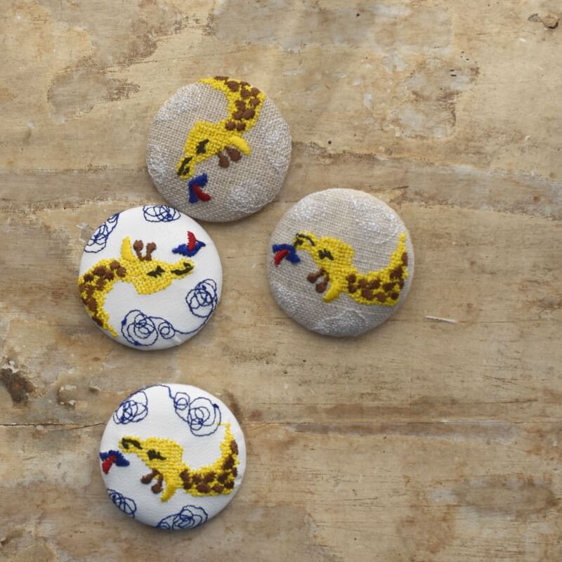 キリンくるみボタン刺繍ブローチ/38