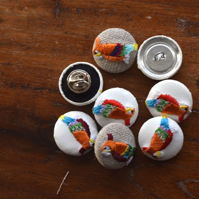 オレンジオウム･くるみボタン刺繍ブローチ/22