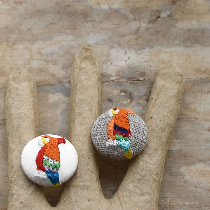 オレンジオウム･くるみボタン刺繍ブローチ/22