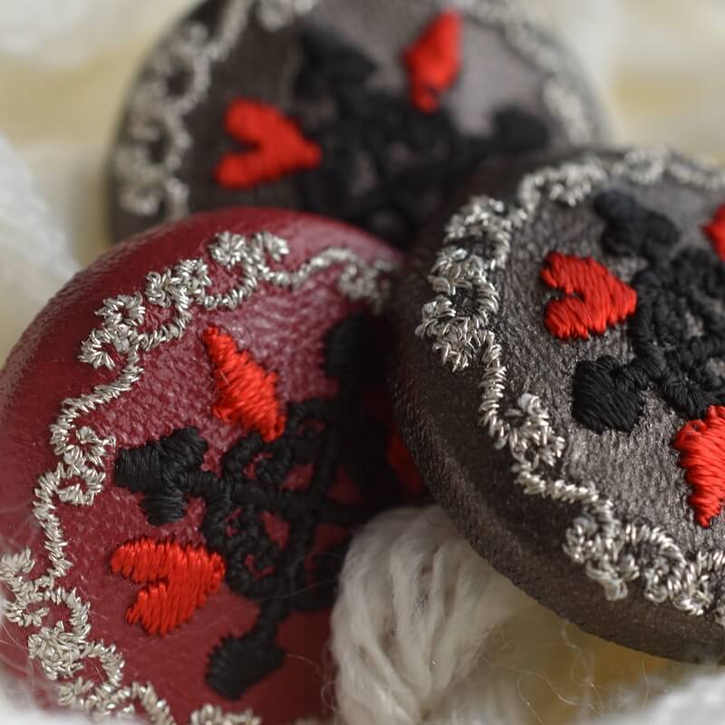 銀トランプくるみボタン刺繍ブローチ/29