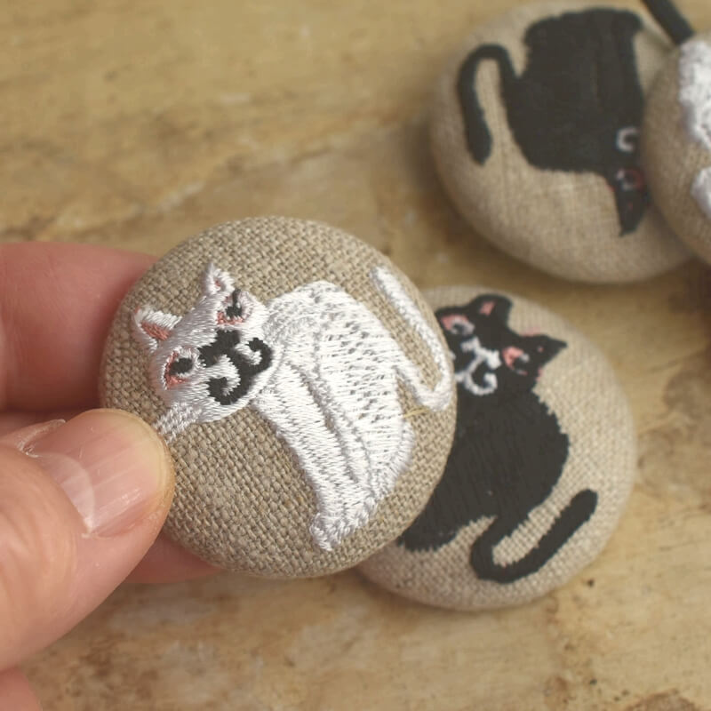 桃色猫にやりくるみボタン刺繍ブローチ/38