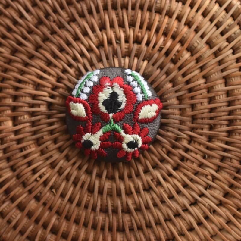 白いハンガリー実と花くるみボタン刺繍ブローチ/29