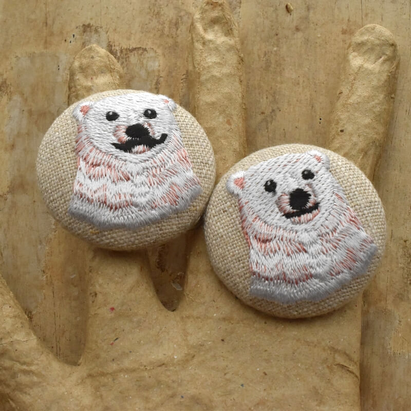 白熊ピンクくるみボタン刺繍ブローチ/38