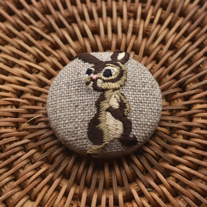 うさぎくるみボタン刺繍ブローチ/29