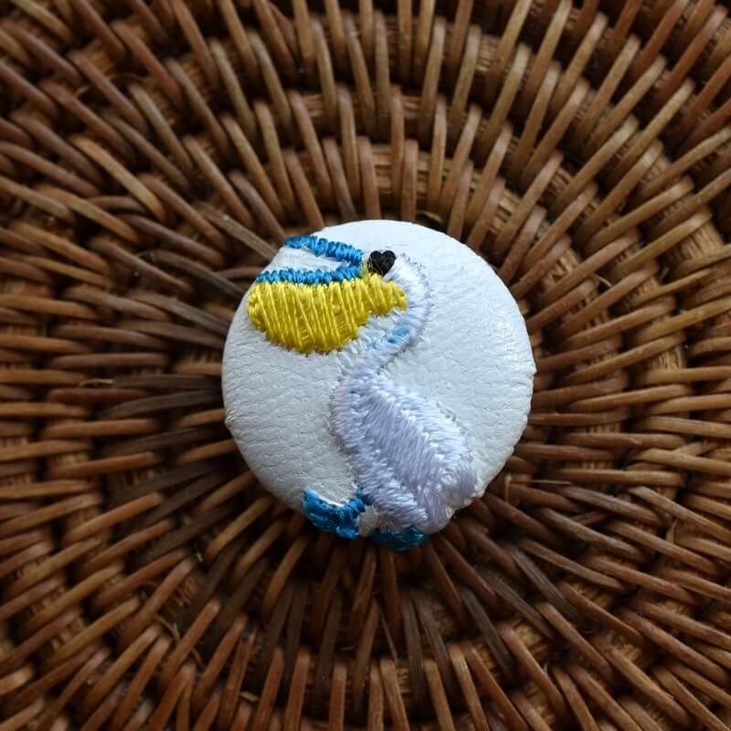 ペリカン･くるみボタン刺繍