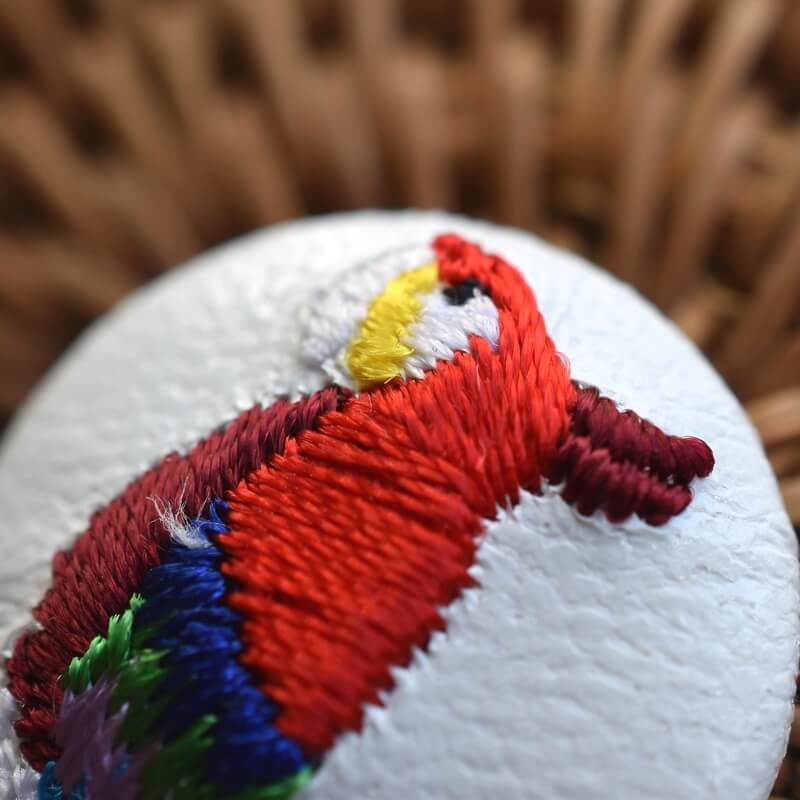 赤いオウム･くるみボタン刺繍ブローチ/22