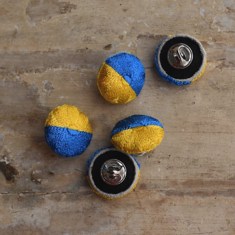 ウクライナ国旗[青黄旗_Ukraine]刺繍のくるみボタン