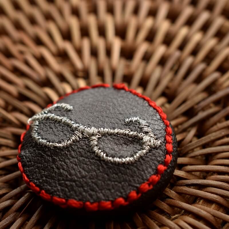 銀ぶちメガネ・くるみボタン刺繍ブローチ/22