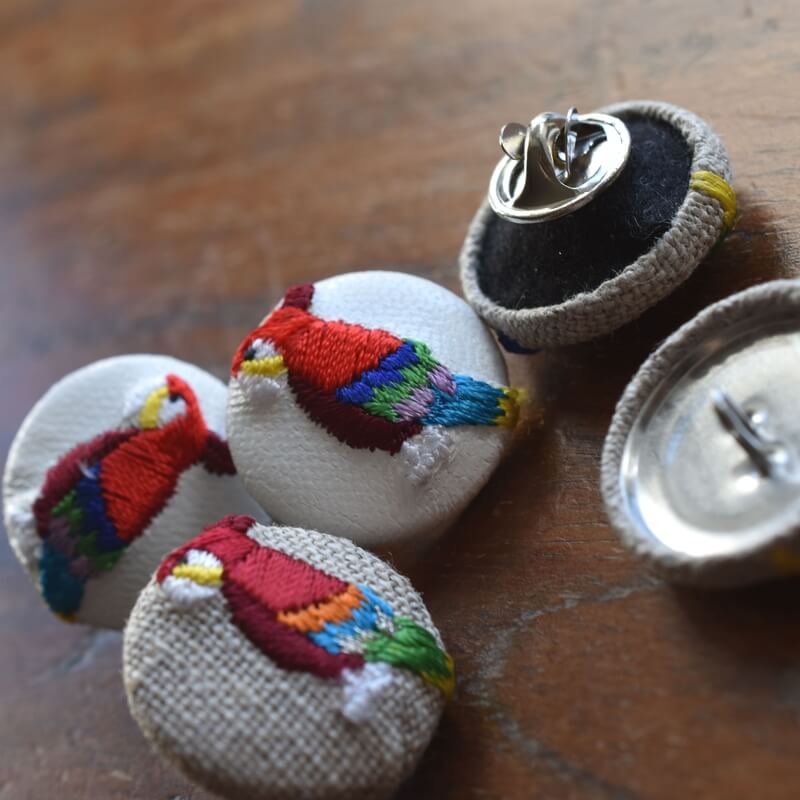 赤いオウム･くるみボタン刺繍ブローチ/22