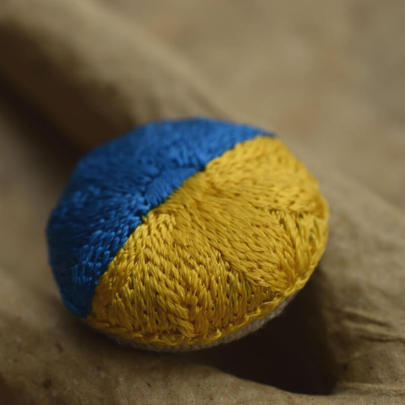 ウクライナ国旗[青黄旗_Ukraine]刺繍のくるみボタン