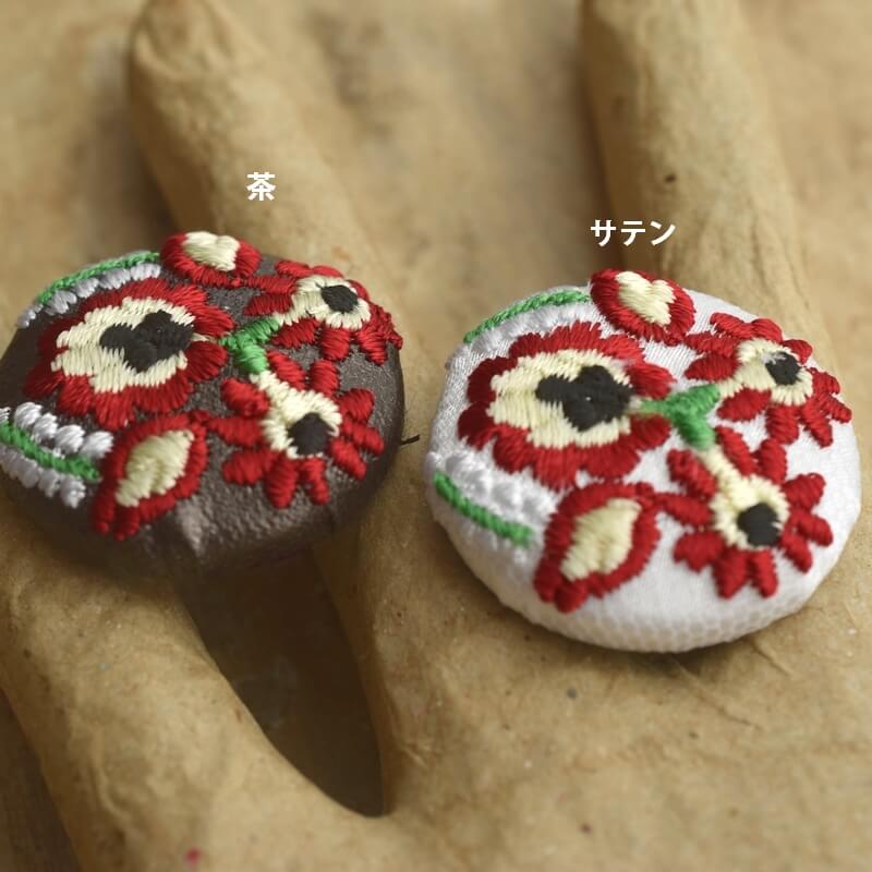 白いハンガリー実と花くるみボタン刺繍ブローチ/29