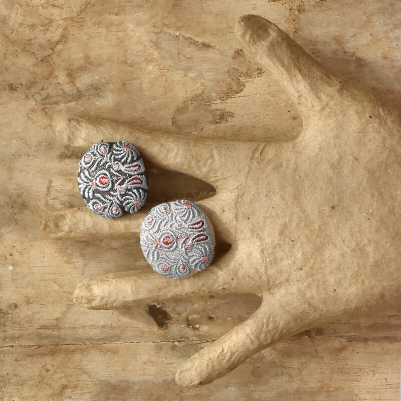 ハンガリー孔雀くるみボタンブルー刺繍ブローチ/29