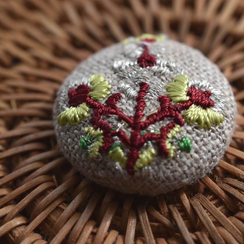 お花3輪シルバーくるみボタン刺繍ブローチ/22