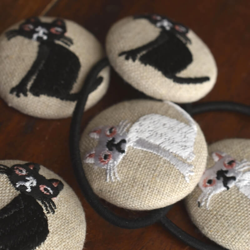 桃色猫へのじくるみボタン刺繍ブローチ/38