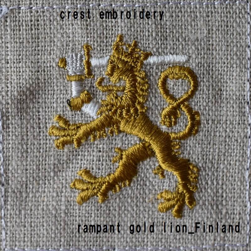 フィンランドの金のライオン紋の刺繍図案文字入り