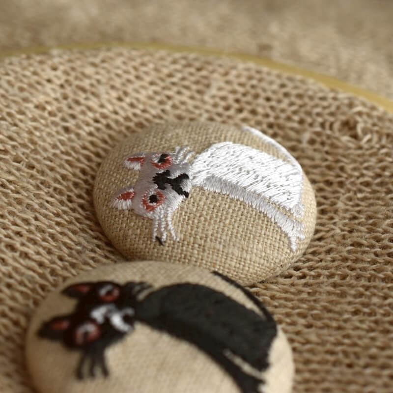 桃色猫へのじくるみボタン刺繍ブローチ/38