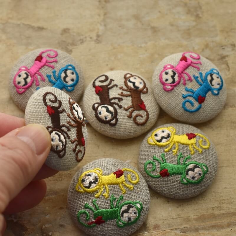 おさるダンスくるみボタン刺繍ブローチ/38