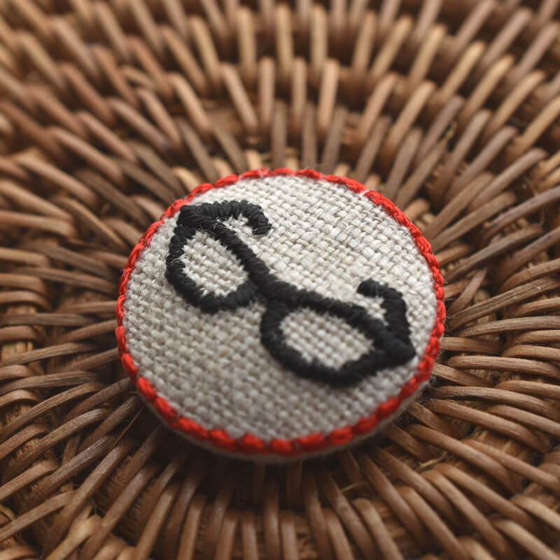 黒ぶちメガネくるみボタン刺繍ブローチ/22