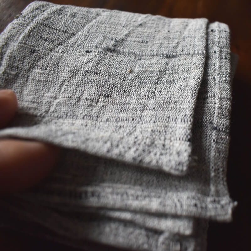 手紡ぎの手織りクロスカディハンカチ