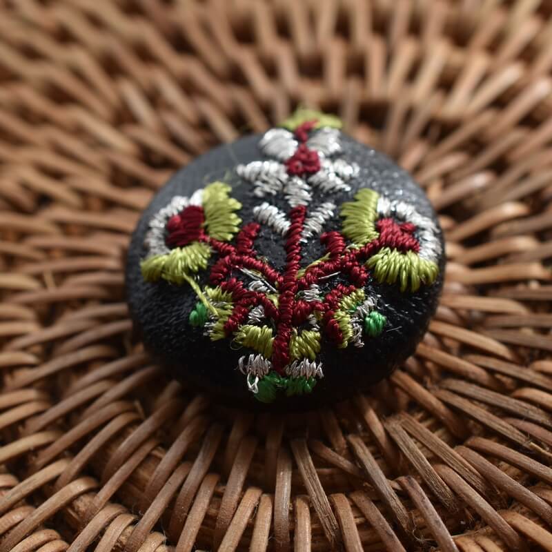 お花3輪シルバーくるみボタン刺繍ブローチ/22