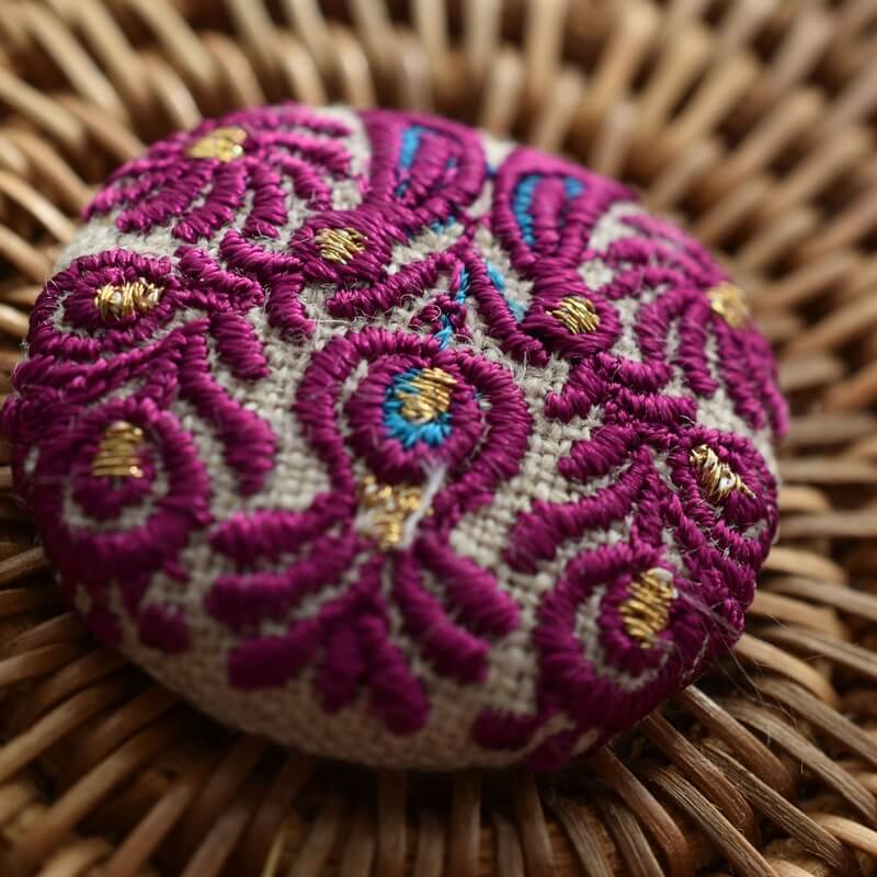 紫ハンガリー孔雀くるみボタンブルー刺繍ブローチ/29