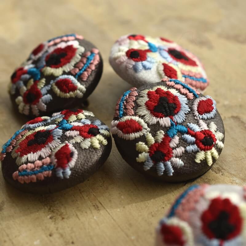 ピンク色ハンガリー実と花くるみボタン刺繍ブローチ/29