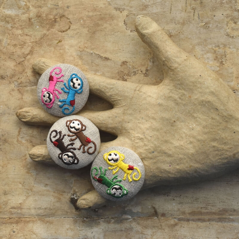 おさるダンスくるみボタン刺繍ブローチ/38