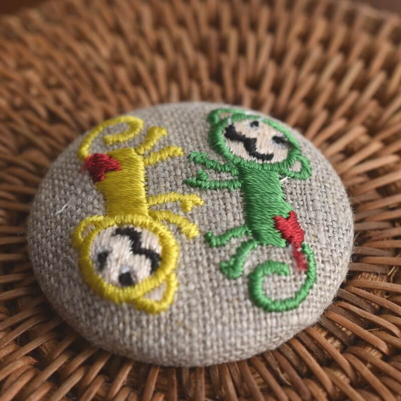 おさるダンスくるみボタン刺繍ブローチ/38