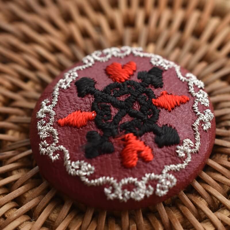 銀トランプくるみボタン刺繍ブローチ/29