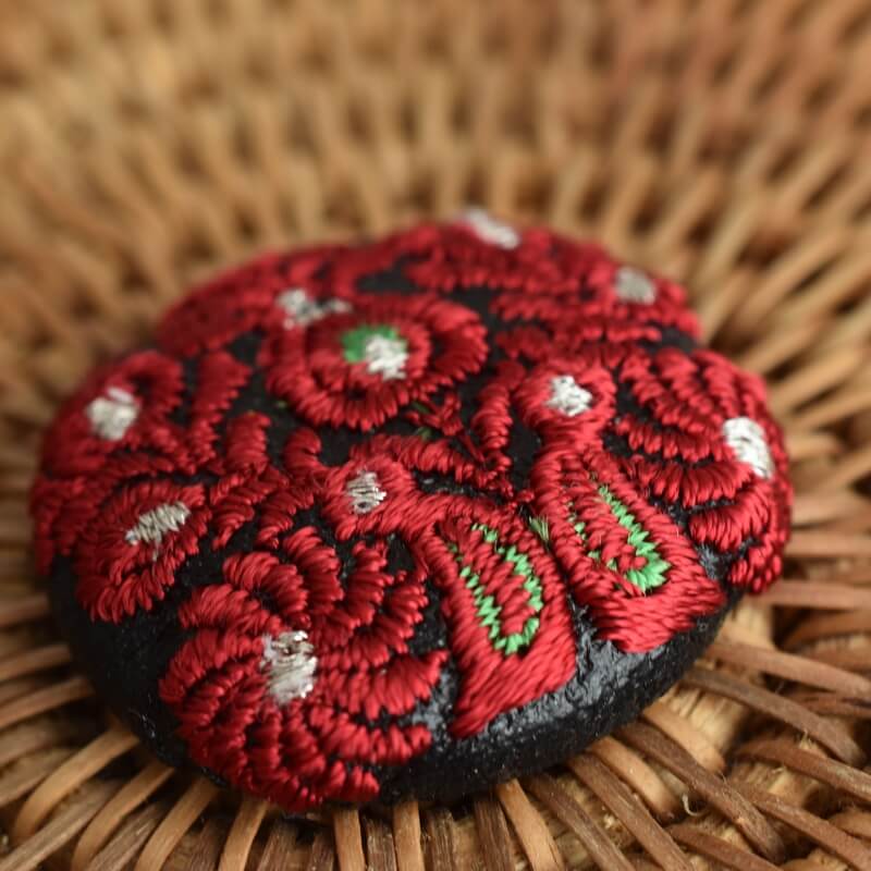 赤ハンガリー孔雀くるみボタンブルー刺繍ブローチ/29