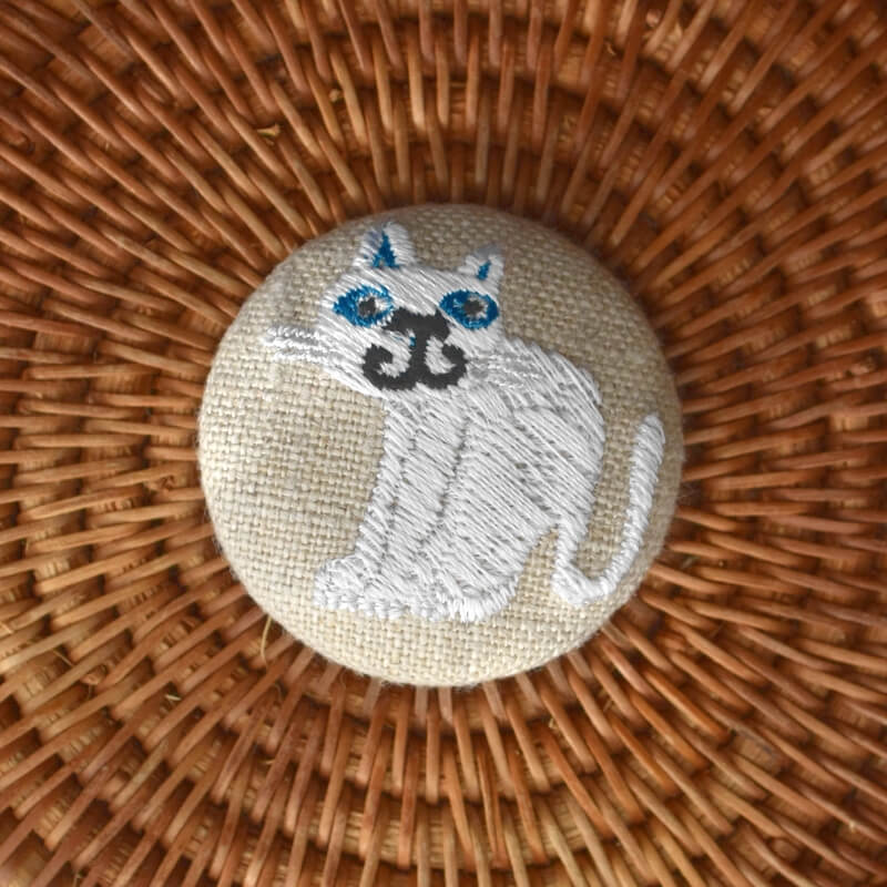 青色猫にやりくるみボタン刺繍ブローチ/38