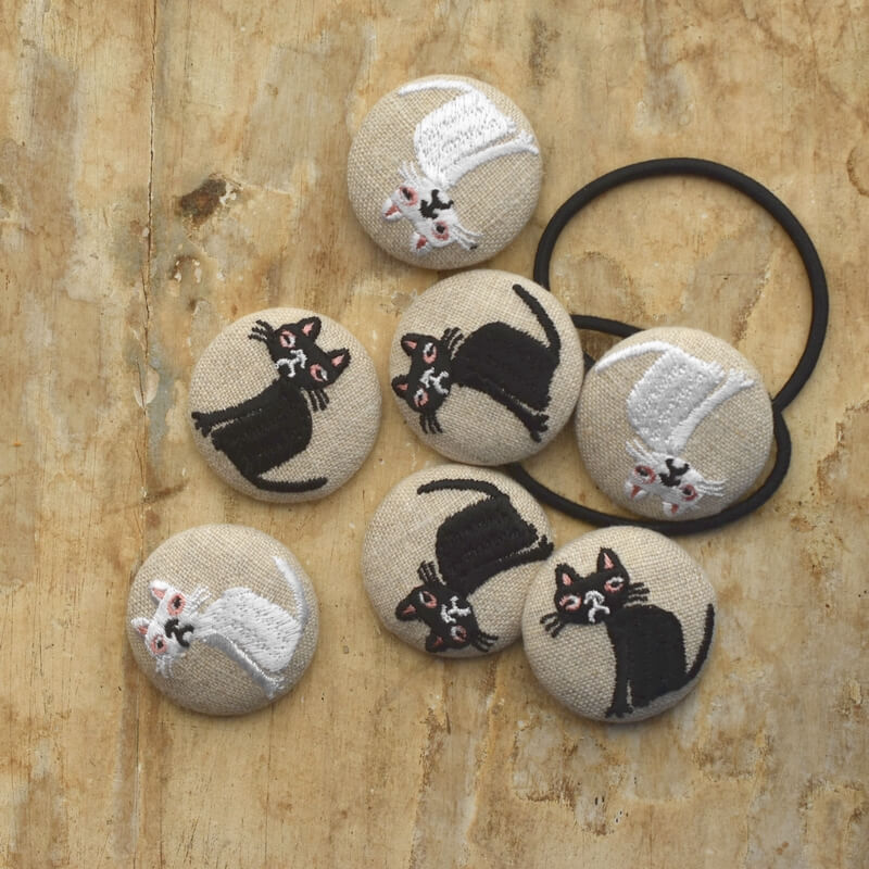 桃色猫へのじくるみボタン刺繍ブローチ/38