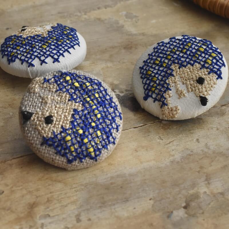 青いハリネズミくるみボタン刺繍ブローチ/29